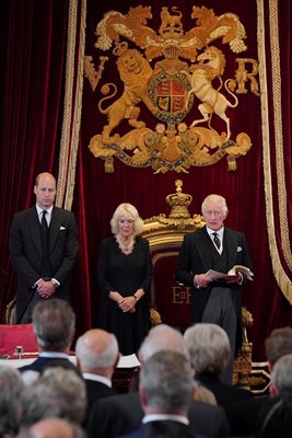Новият крал Чарлз III в компанията на принц Уилям и кралицата консорт Камила по време на Съвета по присъединяване в двореца Сейнт Джеймс, където официално бе провъзгласен за монарх на Великобритания