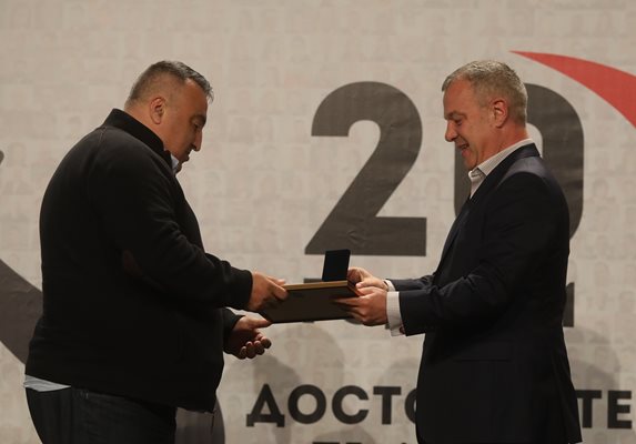 Емил Кошлуков награди Кръстьо Буцев.
