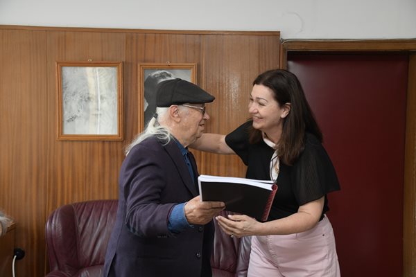 Директорката на Музикалния театър Еделина Кънева подари екземпляр от либретото на мюзикъла на Стефан Диомов.