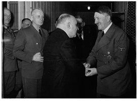 Българският министър на финансите Добри Божилов на среща с Хитлер
СНИМКИ: АРХИВИ