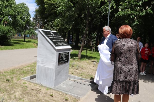 Кметът на общината Владимир Москов и кметът на Мосомище Анна Донкова откриха паметник на участвалите в Балканската, Междусъюзническата, Първата световна и Втората световна войни жители на селото.