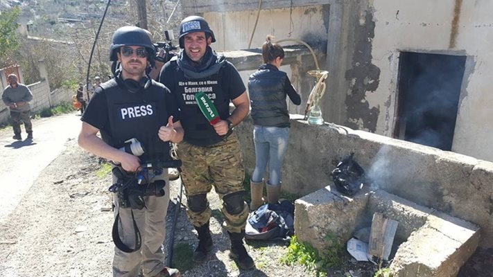 Борис Анзов (вдясно) се готви да вземе интервю от сирийци. СНИМКИ: ФЕЙСБУК