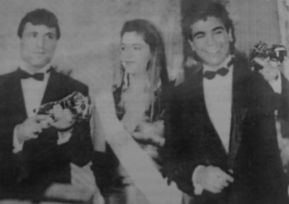 Стоичков и Уго Санчес получават "Златната обувка" на Европа. В средата е носителката на титлата "Мис Испания".