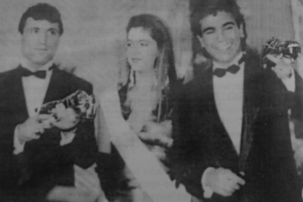 Стоичков и Уго Санчес получават "Златната обувка" на Европа. В средата е носителката на титлата "Мис Испания".