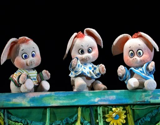 "Трите прасенца" са първите, които не се боят от коронавируса, и чакат зрители в Столичния куклен театър.