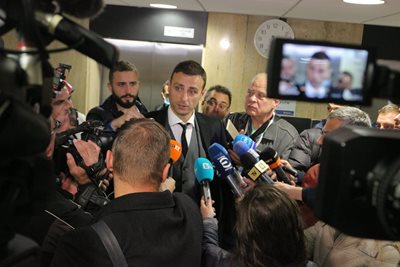 Димитър Бербатов говори дълго пред журналистите след гласуването на конгреса на БФС. СНИМКА: РУМЯНА ТОНЕВА