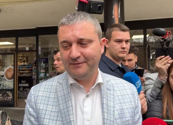 Владислав Горанов  даде изявление пред медиите след разпита в прокуратурата. Кадър и видео Фейсбук/ГЕРБ
