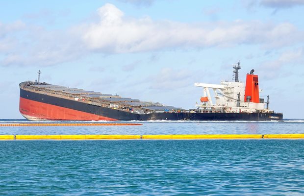 Японският петролен танкер, който причини екологична катастрофа, се разцепи на две СНИМКИ: Ротйерс
