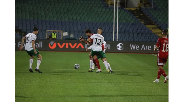 Бирсен Карагарен (вляво) наблюдава как Янис Карабельов се бори за топката.