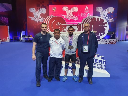 Олимпийският шампион и национален треньор Иван Иванов (вторият от ляво на дясно) намери правилния начин за работа, за да имаме отново успехи в щангите.