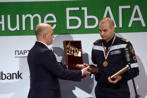 Премиерът на Северна Македония Димитър Ковачевски награди на пожарникаря Давид Гълъбов.