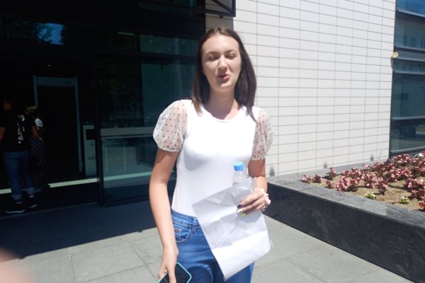 Благоевградчанката Денислава Новачева излезе оптимистично настроена след изпита.
