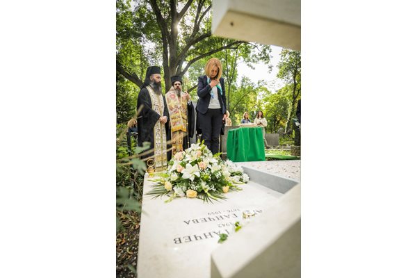 Кметът на София Йорданка Фандъкова се поклони пред гроба на Яна Язова.
СНИМКИ: АДЕЛИНА АНГЕЛОВА