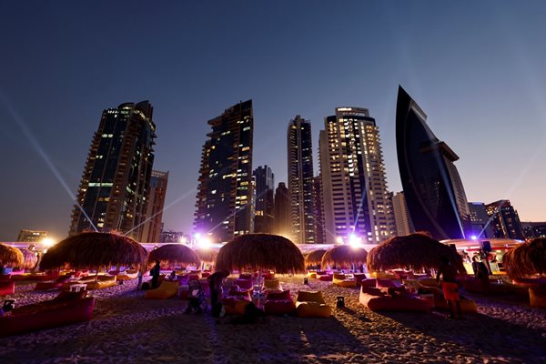 Баровете на плажа в Доха са готови за туристите, но няма да се сервира бира.