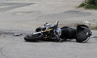 Моторист се заби в стълб в Пловдив, коли връхлетяха пешеходки, на едната загина кучето