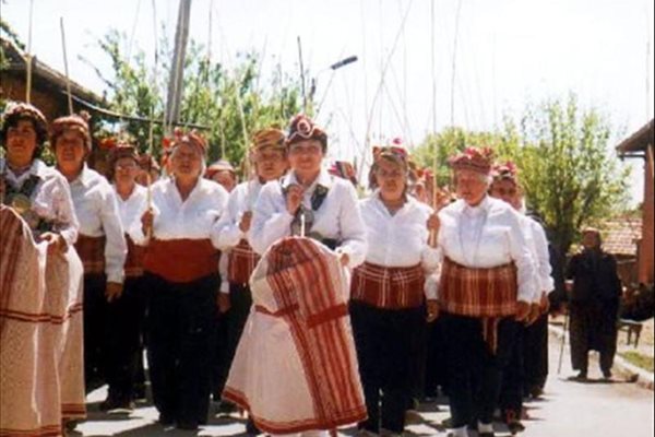 Каракачани в традиционни носии.