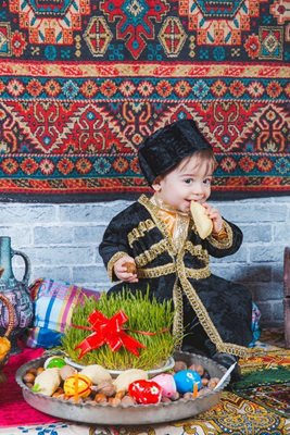 За празника азерите обличат децата си в традиционни носии.  СНИМКИ: “24 ЧАСА”