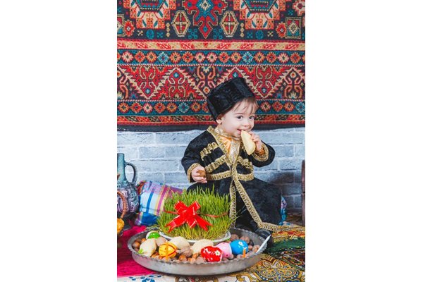 За празника азерите обличат децата си в традиционни носии.  СНИМКИ: “24 ЧАСА”