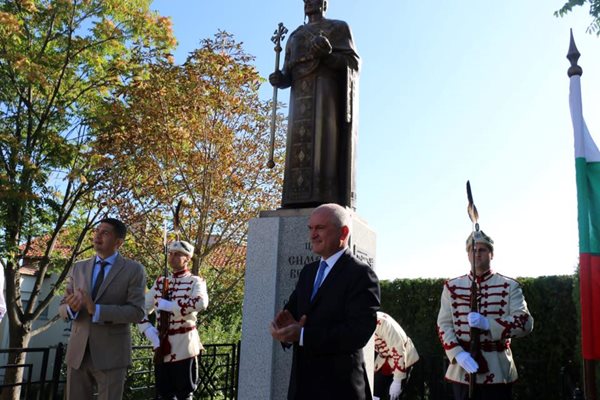Парламентарният шеф Димитър Главчев участва в церемония по откриването на паметник на цар Симеон Велики в двора на едноименното училище в Иваняне.