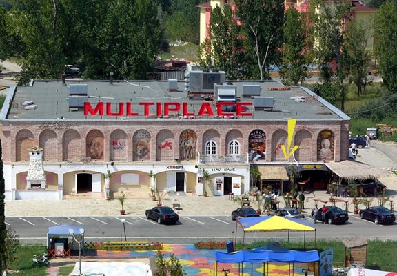 Така изглежда комплексът “Мултиплейс” през август 2005 г. Стрелката посочва къде е бил Георги Илиев в момента на стрелбата.