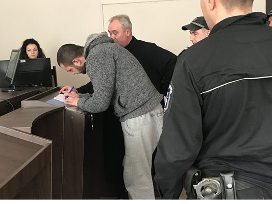 Районният съд в Казанлък наложи днес на шофьора-беглец Васил Станков най-тежката мярка за неотклонение "задържане под стража".