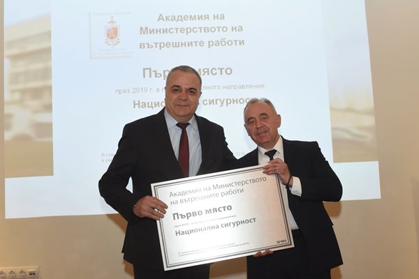 Стефан Балабанов,  зам.-министър на вътрешните работи, награди проф. Любомир Тимчев, ректор на Академията на МВР.
