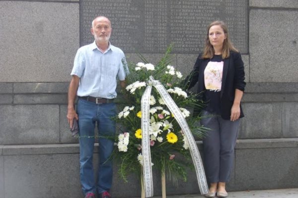 Никой не протестира, когато представителите на групата за единение поднесоха своите цветя и венец пред Братската могила на загиналите антифашисти в парк "Пети октомври" в Стара Загора. 