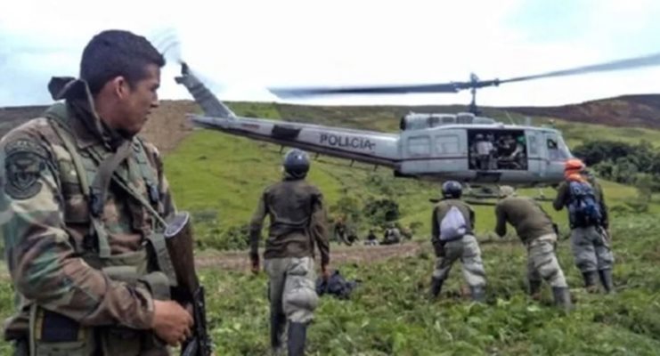 Войници по време на операцията срещу терористичната организация "Сендеро луминосо" в района на Вискатан.