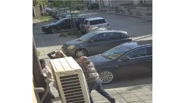 Кадър от видео от боя между журналиста Димитър Стоянов и служител на НАП