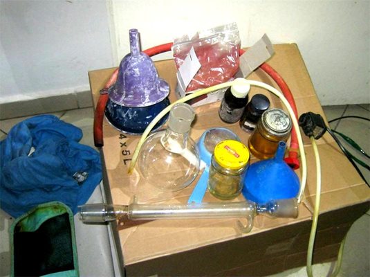 Оборудване, иззето от разкрита нарколаборатория в гараж в Бургас