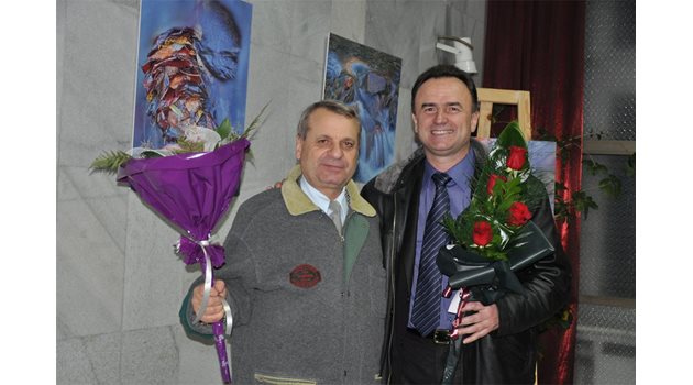 АТАКА: Проф. Р. Ваташки (вдясно) обвини колегата си проф. А. Кръстев, че преписал книга на духовник.