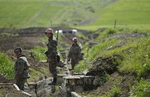Войници - етнически арменци, стоят на позиции в окопи край град Мартуни в Нагорни Карабах. СНИМКА: РОЙТЕРС