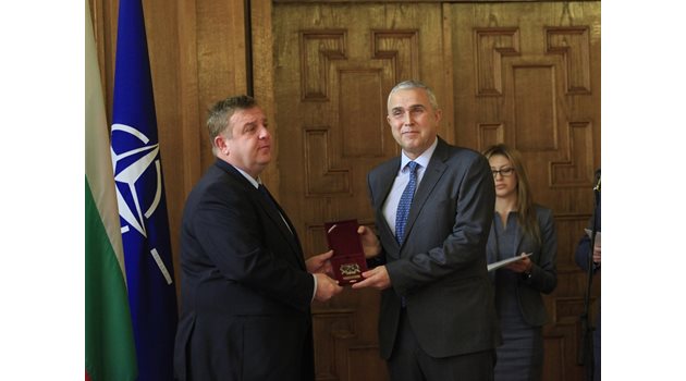 И Проф. д-р Никола Владов с награда от Министерството на отбраната