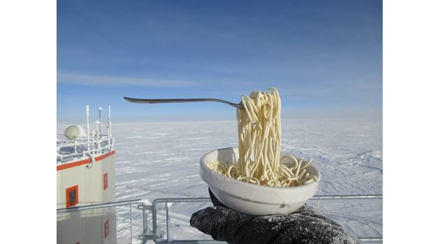Ето как изглежда варена юфка при минус 60°, показаха руски полярници от антарктическата станция “Конкордия” и предупредиха колко много се чака ястието да изстине. НАСА предрече, че идва ледена епоха, тъй като Слънцето навлиза в минимум активност.   СНИМКА: ФЕЙСБУК НА ЕВРОПЕЙСКАТА КОСМИЧЕСКА  АГЕНЦИЯ