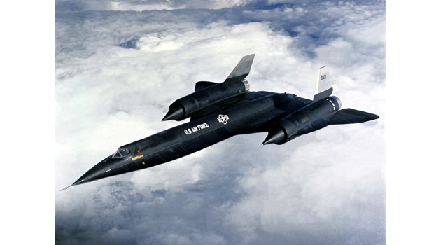 Разузнавателният самолет А-12, който участва в името на бебето, е построен за ЦРУ от компанията “Локхийд” и е известен и с прозвището Архангел. Произведени са 18 такива машини, които са в експлоатация от 1963 до 1968 г., след което конструкцията се използва за създаването на високоскоростния разузнавателен самолет SR-71 Blackbird. СНИМКА: УИКИПЕДИЯ