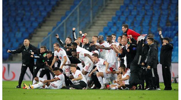 Червените играчи си правят снимка на "Санкт Якоб Парк" в минутите след триумфа. Снимки Ройтерс