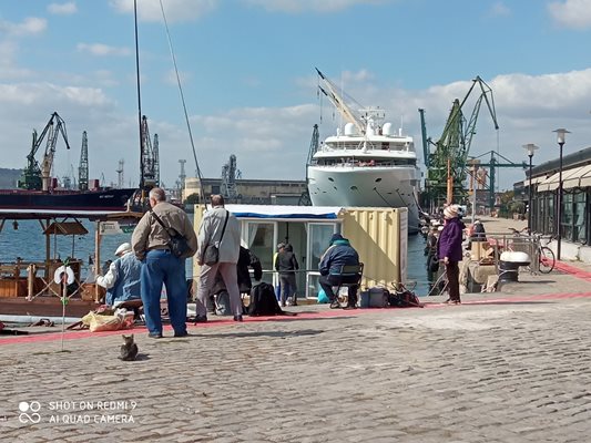 Рибари от Варна хвърлят на пристанището за някоя и друга илария.