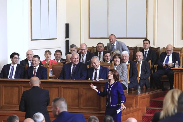 Шефката на групата на ГЕРБ Десислава Атанасова в диалог със служебните министри. В тази ситуация няма място за детински битки за намощие, призова тя.