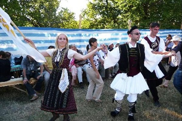 Армъни танцуват на традиционния си събор.