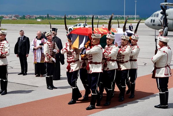 Гвардейци пренасят на ръце ковчега с останките на Фердинанд Първи. Снимки: Пламен Кодров