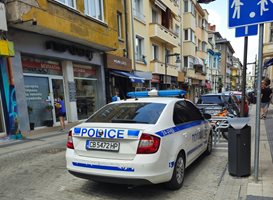 Пред блока на Кирил Петков в центъра на столицата е паркирана патрулка.