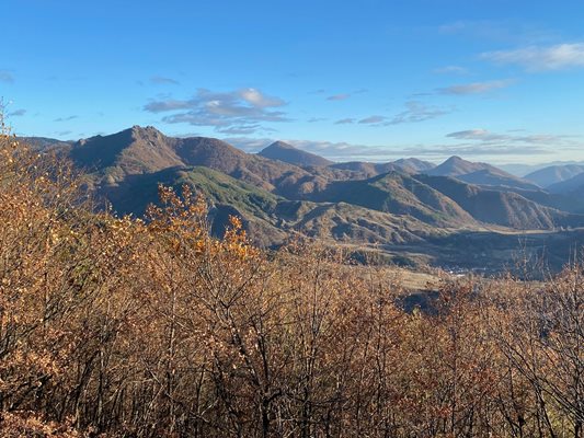 Панорамата, която се открива към Родопите и долината на река Места по пътя за село Обидим в Пирин