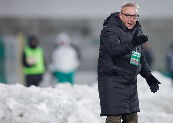 "Левски" скочи на Илиан Илиев. От ПФЛ му искат оставката