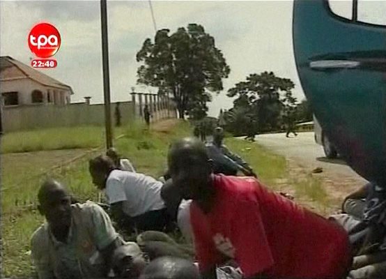 Играчите на Того залягат ужасени при стрелбата по автобуса им. Кадърът е от клип, получен от анголската телевизия.