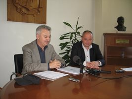 Кметът на Монтана Златко Живков вляво и новият зам.-кмет Станислав Станоев вдясно