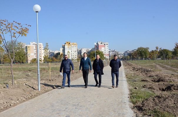 Иван Тотев /вторият отляво/, Костадин Димитров, Иван Стоянов и Стоян Алексиев първи се разходиха по новата алея.