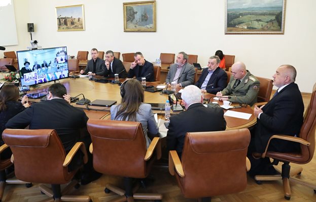 Премиерът Бойко Борисов участва във видеоконферентен разговор с още 7 държавници. Осемте страни ще обединят усилия, за да се борят с коронавируса.