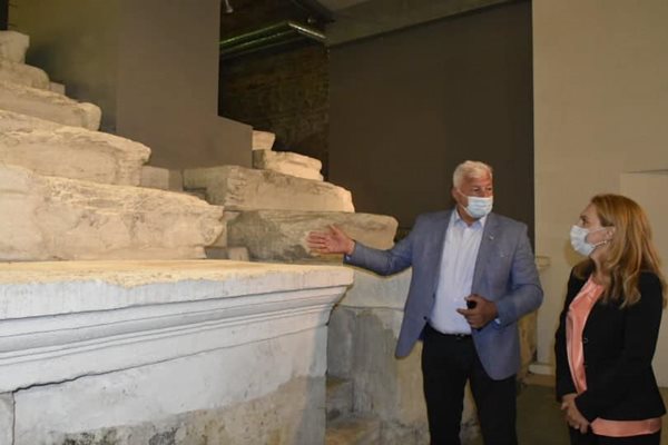 Здравко Димитров показа на Николова част от Римския стадион в бившия магазин Нармаг.