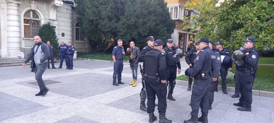 Полицаите отцепиха сградата на община Пловдив заради протеста на привържениците на "Ботев", който не е разрешен. Снимки: Авторът