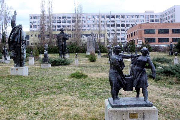 Част от изгледа на парка към музея на изкуството от периода на социализма. На преден план се вижда скулптурата “Кооператорки”, създадена през 1962 г. от Стефана Бояджиева.